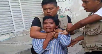 Con violencia, someten a vendedor para decomisarle su carrito de aguas frescas