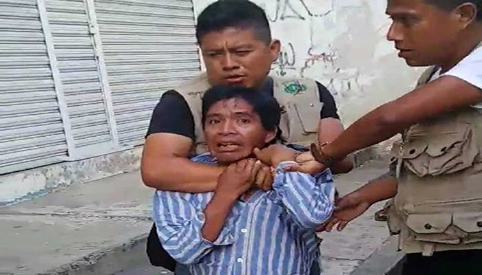 Con violencia, someten a vendedor para decomisarle su carrito de aguas frescas