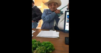 Abuelito paga acta de nacimiento con tres manojos de cilantro