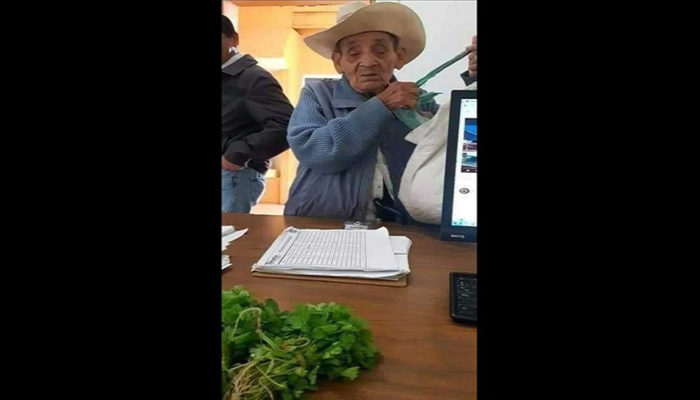 Abuelito paga acta de nacimiento con tres manojos de cilantro