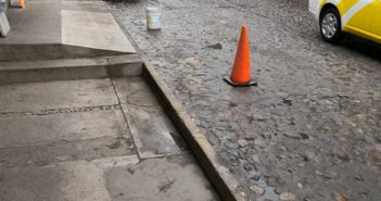 Denuncian a comercios por apartar vía pública en el Pitillal