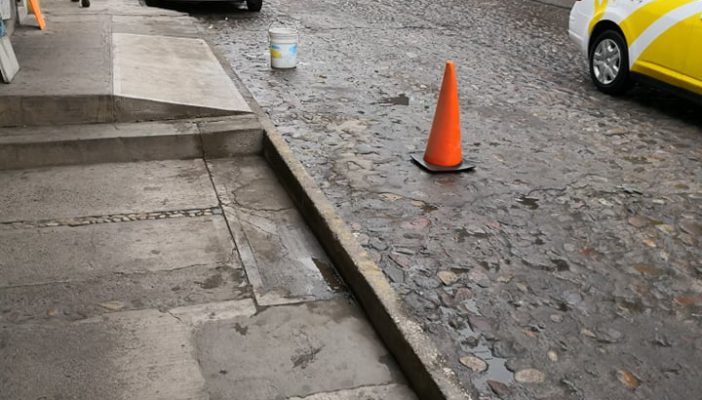 Denuncian a comercios por apartar vía pública en el Pitillal