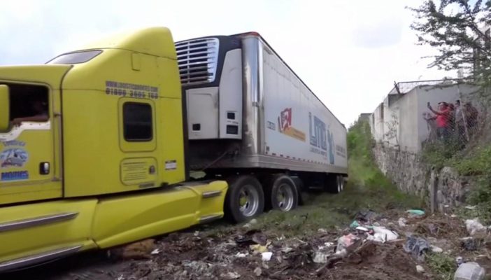 Tráiler con cuerpos detona identificaciones