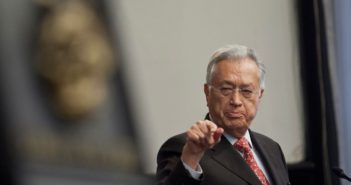 'Calderón y ex funcionarios desmantelaron CFE': Bartlett