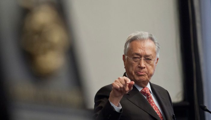 'Calderón y ex funcionarios desmantelaron CFE': Bartlett