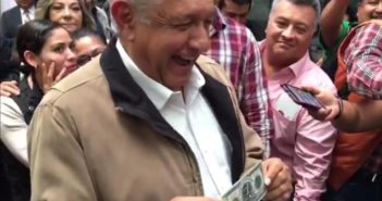 López Obrador muestra amuletos previo a su visita a la tierra del "Chapo"
