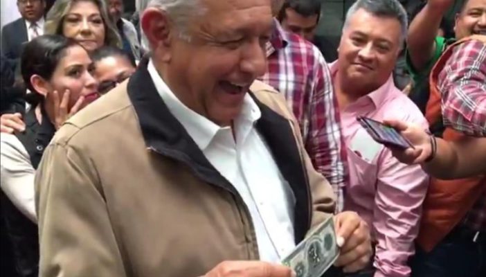 López Obrador muestra amuletos previo a su visita a la tierra del "Chapo"