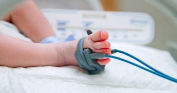 Emborrachan a su bebé para "bajarle la temperatura"