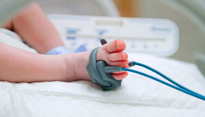 Emborrachan a su bebé para "bajarle la temperatura"