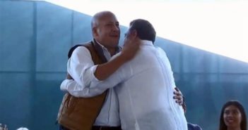 Alfaro y Lomelí se abrazan a petición de AMLO