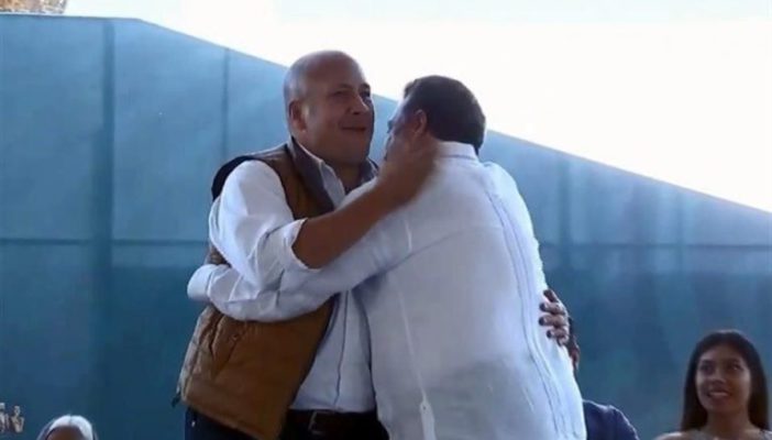 Alfaro y Lomelí se abrazan a petición de AMLO