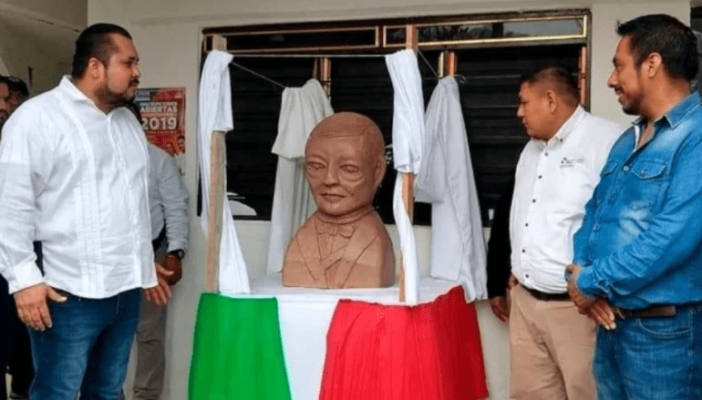 Conmemoran a Benito Juárez con busto 'de otro planeta'