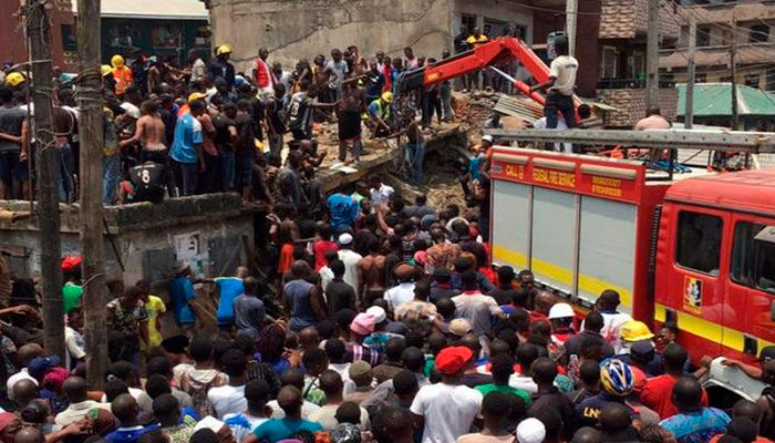 Tras el colapso de una escuela más de 100 niños quedan sepultados