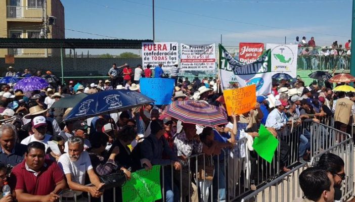 AMLOvers y alfaristas rivalizan con porras y abucheos en Jalisco