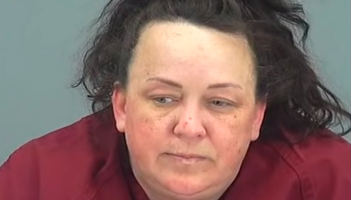 Mujer adoptó 7 hijos, fue arrestada por abusar de ellos