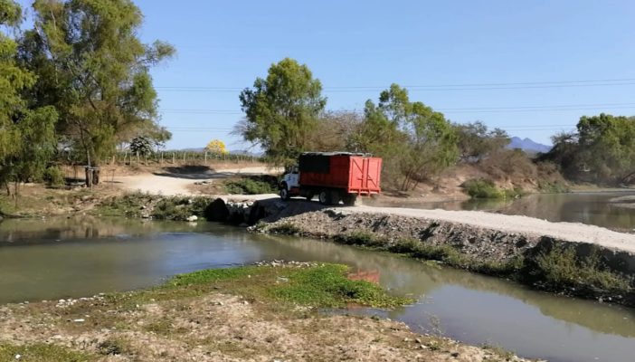 Expone ayuntamiento a automovilistas en el Paso del Guayabo