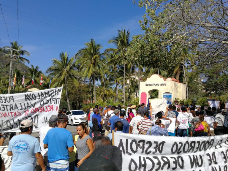 Se esconde Dávalos en las esculturas del CUC, en lugar de dar la cara en Mismaloya