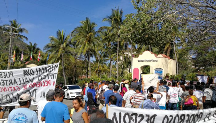 Se esconde Dávalos en las esculturas del CUC, en lugar de dar la cara en Mismaloya