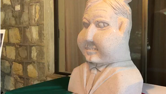 Artista que esculpió busto de Juárez, también hizo uno de AMLO