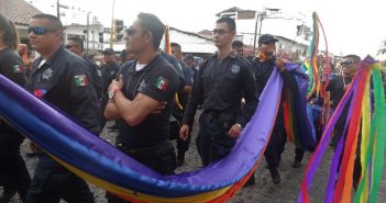 Obligaron a policías a desfilar en el Gay Pride, hubo molestia