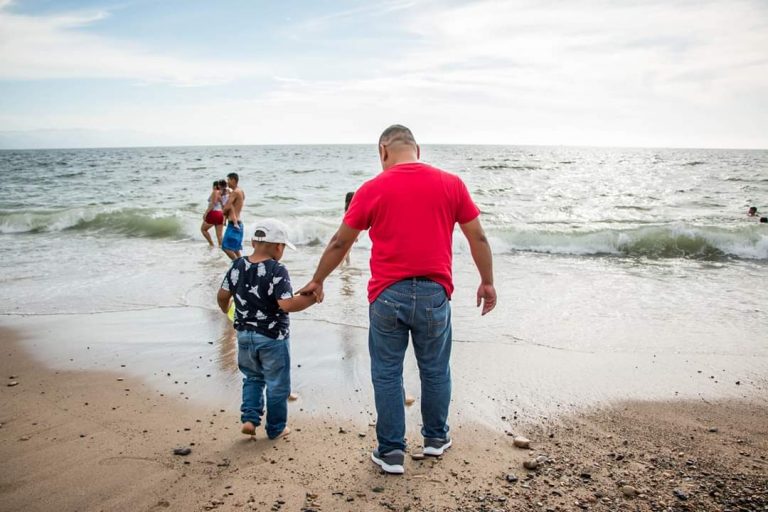 Llega a Puerto Vallarta el niño que soñaba con hacer castillos de arena