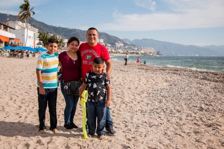 Llega a Puerto Vallarta el niño que soñaba con hacer castillos de arena