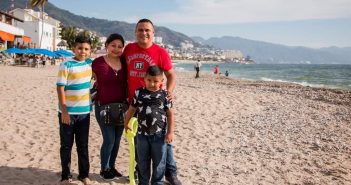 Llega a Puerto Vallarta el niño que soñaba con hacer castillos de arena