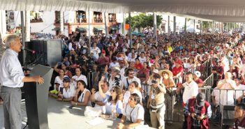 Menos de mil personas caben en explanada donde estará AMLO
