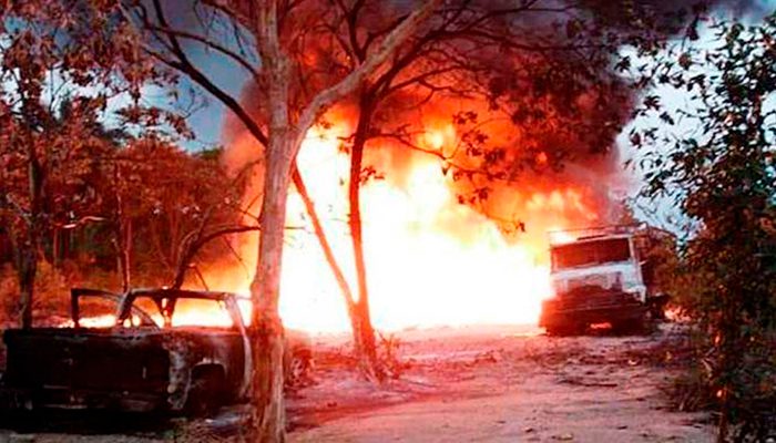 Desalojan a familias por explosión de ducto de Pemex