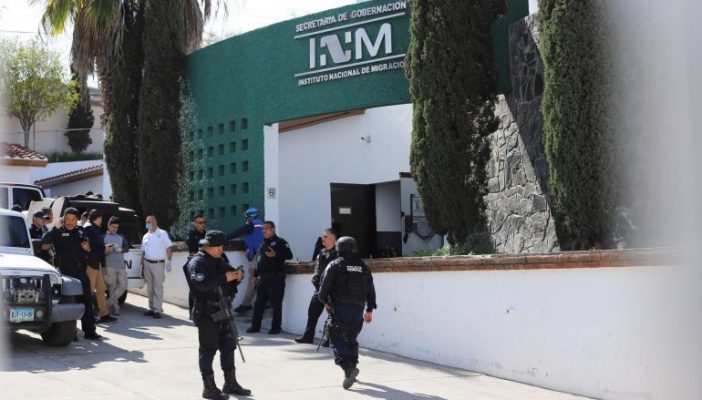 Traficantes de personas abandonan a 50 guatemaltecos en un camión