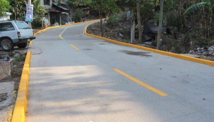 Sigue Dávalos en campaña descarada; inauguró calle de pocos metros con todo un 'show'