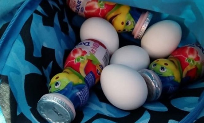 Niño lleva huevos y yogurt para un compañero que 'no come ni lleva lunch'