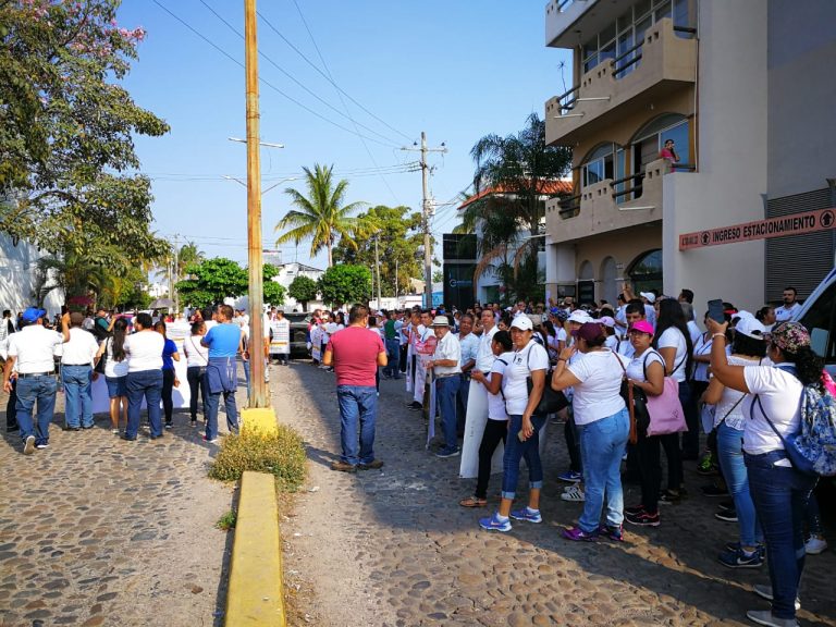 Politizada manifestación de maestros contra el ISSSTE en PV