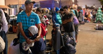 Tras pacto, EU envía a México ocho mil migrantes