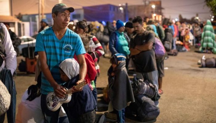Tras pacto, EU envía a México ocho mil migrantes