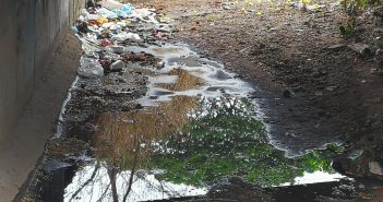 Denuncian basurero en canal de Los Poetas