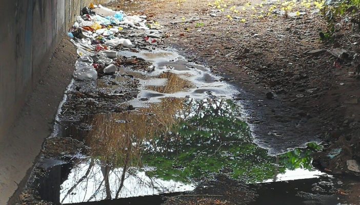 Denuncian basurero en canal de Los Poetas
