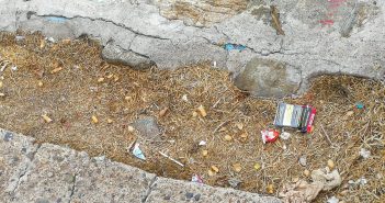 Marina vive entre 'colillas de cigarro'