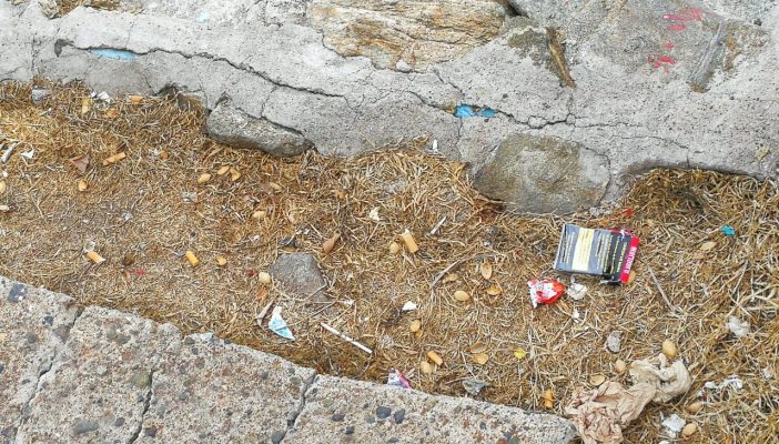 Marina vive entre 'colillas de cigarro'