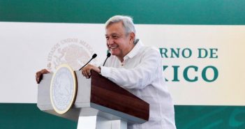 Con votación a mano alzada, AMLO cancela obra en La Laguna