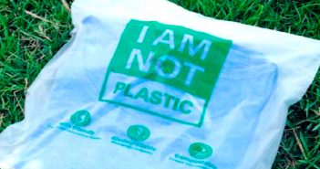 Biólogo desarrolla bolsa que en el agua se convierte en comida para peces