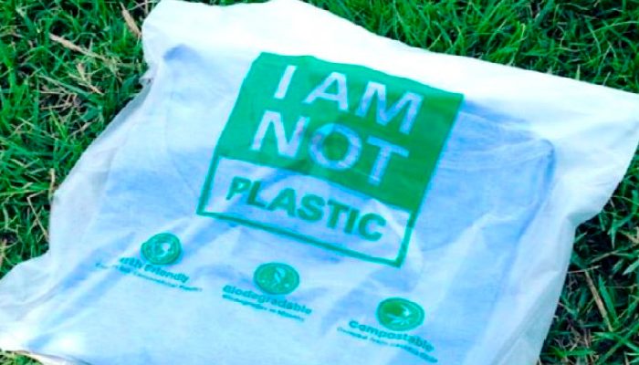 Biólogo desarrolla bolsa que en el agua se convierte en comida para peces