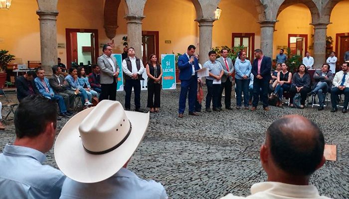 Productores de Jalisco advierten crisis del sector lechero