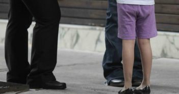 Abandonan a niña de un año afuera de tienda en Sonora