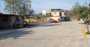 Otras 3 cuadras de calle y otro 'show' montado por Dávalos, ahora en Ixtapa