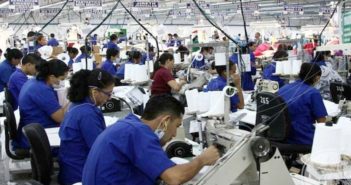 Empresas inscriben empleados como becarios para recibir apoyo federal