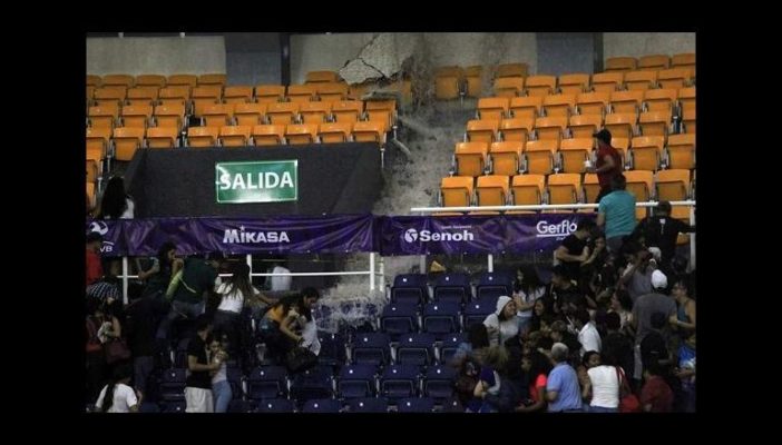 Lluvias provocan derrumbe de techo de auditorio en Aguascalientes