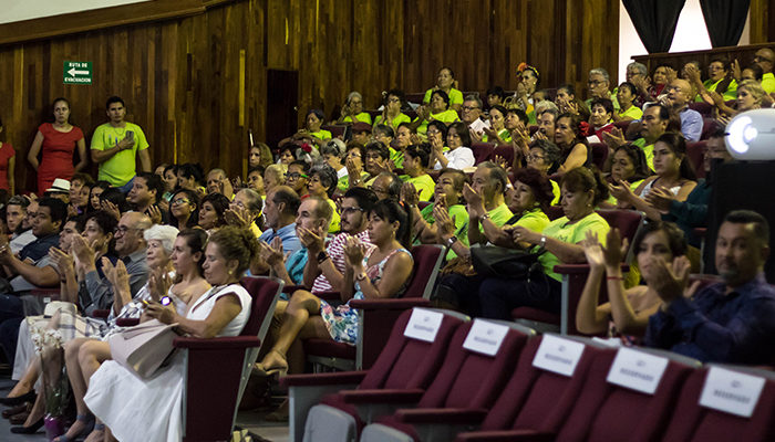 Egresan 365 alumnos adultos mayores del SUAM