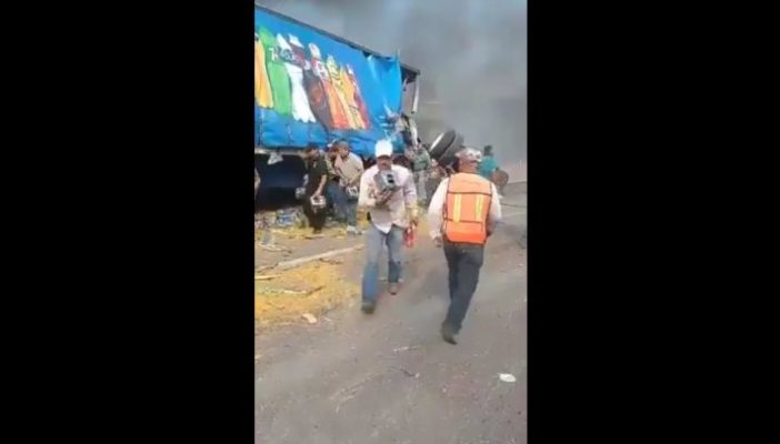Se roban productos mientras el chofer muere calcinado en Jalisco; VIDEO