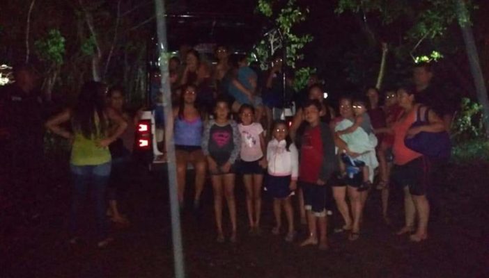 Protección Civil rescatan a 46 personas atrapadas por Río en Compostela